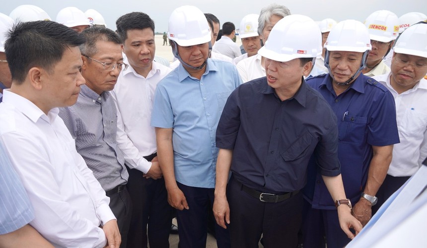 Phó thủ tướng Trần Hồng Hà nghe báo cáo tiến độ tại dự án Cảng hàng không Quảng Trị.