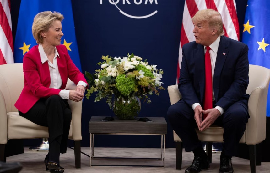 Chủ tịch Ủy ban châu Âu (EC) Ursula von der Leyen (trái) trong cuộc gặp Tổng thống Mỹ Donald Trump tại Davos, Thuỵ Sĩ, ngày 21/1/2020. Ảnh: AP/TTXVN