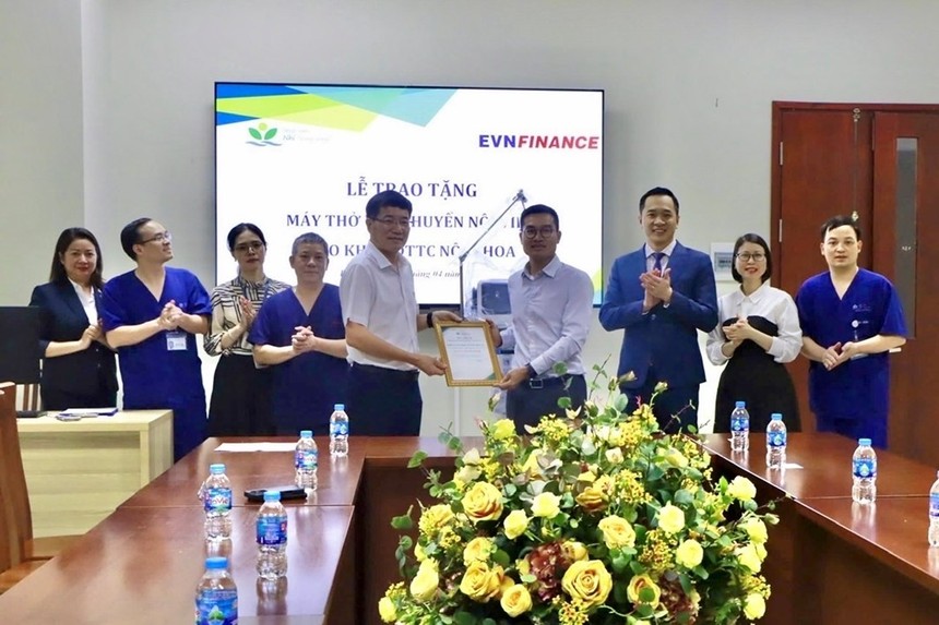 Ông Mai Danh Hiền (thứ 4 từ phải), thành viên. HĐQT, Tổng giám đốc EVNFinance trao tặng máy thở di động Hamilton-C1 cho Bệnh viện Nhi Trung ương.