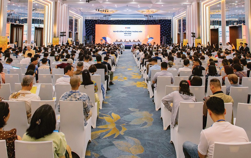 Đông đảo cổ đông tham dự đại hội cổ đông của SHB để tiếp cận thông tin từ lãnh đạo Ngân hàng