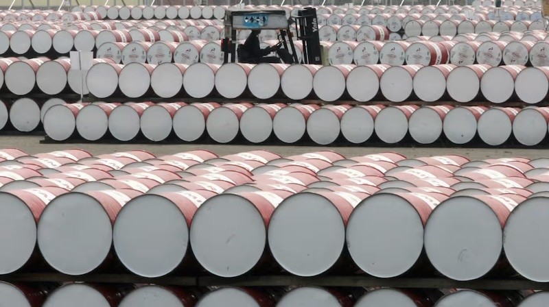  Giá dầu thô thế giới đã giảm mạnh kể từ đầu năm đến nay và trong tháng 4 đã xuống mức thấp nhất gần 4 năm qua. Ảnh: AFP 