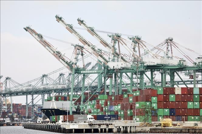 Quang cảnh cảng hàng hóa tại Los Angeles, California, Mỹ. Ảnh: THX/TTXVN