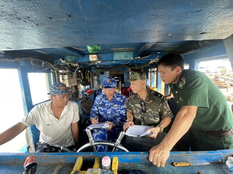 Các lực lượng phối hợp kiểm tra tàu vận chuyển dầu lậu trên biển Vũng Tàu. (Ảnh tư liệu)