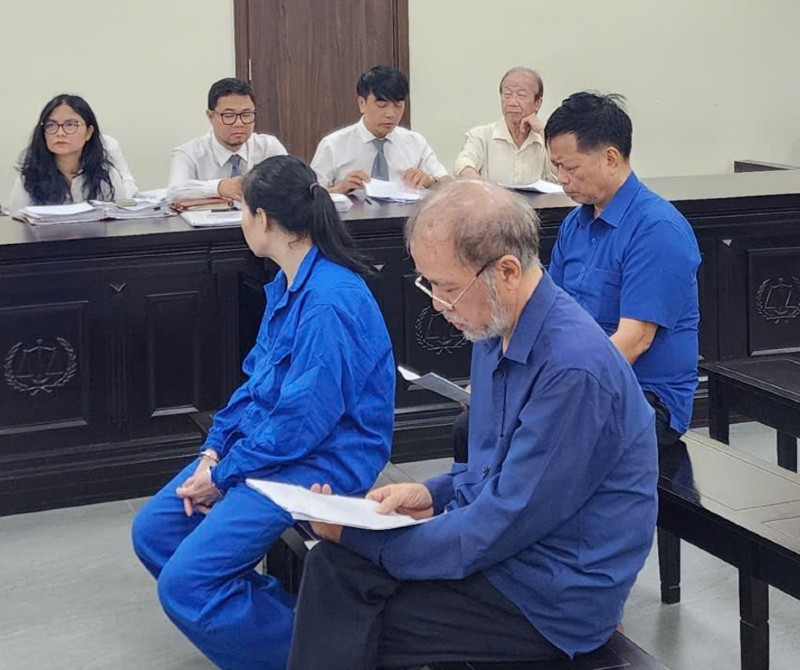 Các bị cáo tại phiên tòa sơ thẩm được mở lần thứ 3.