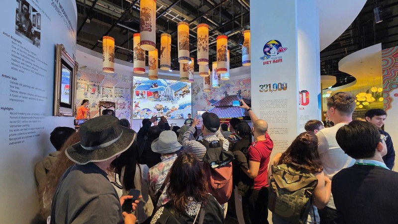 Trình diễn múa rối nước và âm nhạc truyền thống Việt Nam luôn thu hút nhiều khán giả.