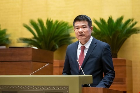 Viện trưởng VKSND Tối cao Nguyễn Huy Tiến trình bày tờ trình.