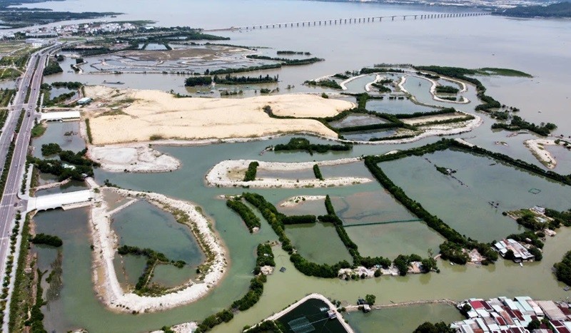 Bình Định sắp triển khai đề tài đánh giá chất lượng, trữ lượng, các khu vực có tiềm năng khai thác cát nhiễm mặn trong đầm Thị Nại để phục vụ san nền công trình. Ảnh: T.D. 