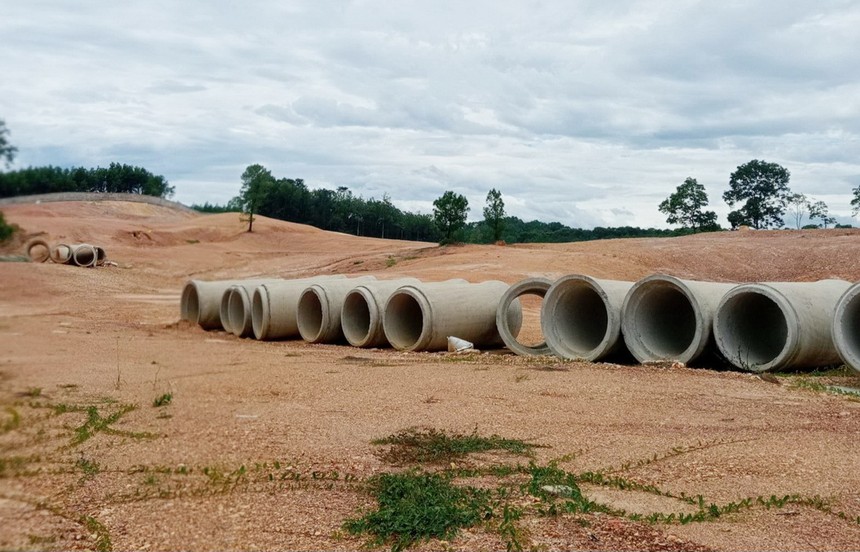 Khu quần thể sân golf Huế tại phường Thủy Dương, thị xã Hương Thuỷ rơi vào cảnh chậm tiến độ nhiều năm. Ảnh: Đăng Hậu