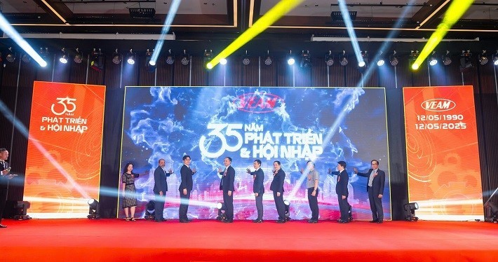 Các đại biểu thực hiện nghi thức kỷ niệm 35 năm thành lập