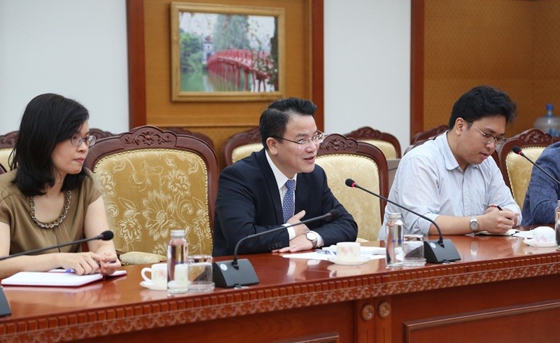 Thứ trưởng Bộ Tài chính Trần Quốc Phương (giữa) nhấn mạnh, tất cả các địa phương đều mở rộng cửa chào đón nhà đầu tư nước ngoài. 