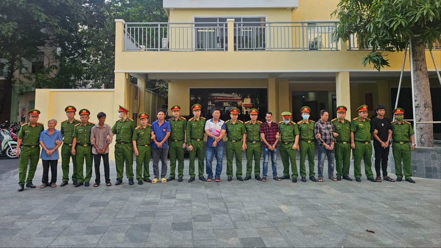 Một số đối tượng bị bắt trong vụ buôn lậu hàng triệu lít dầu DO (ảnh: Công an TP.HCM)