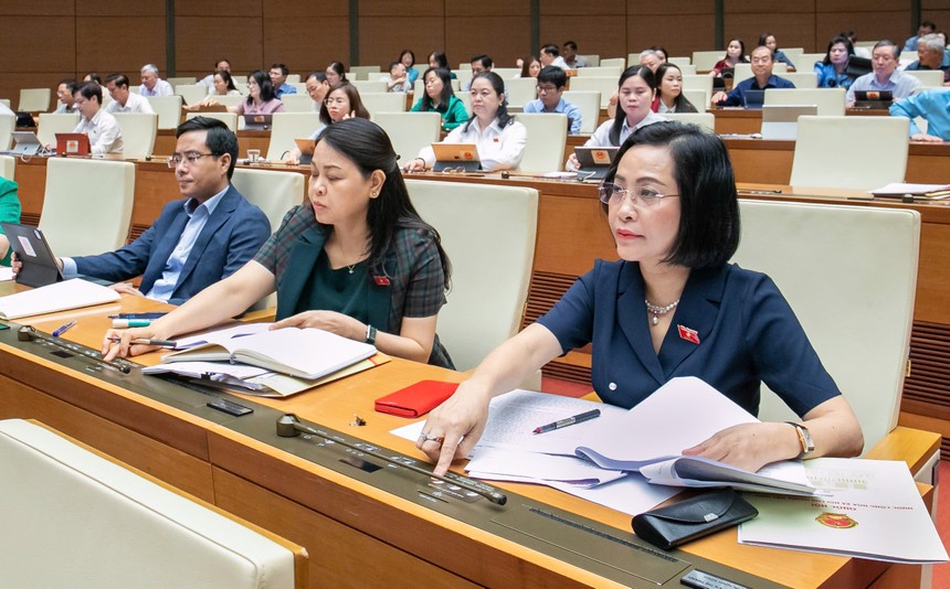 Đa số đại biểu Quốc hội bấm nút tán thành thông qua nghị quyết. 