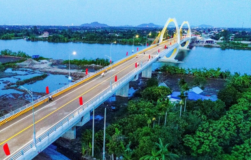 Hệ thống giao thông đồng bộ tạo thuận lợi khi hợp nhất Hải Dương - Hải Phòng. Đây là cầu Quang Thanh bắc qua sông Văn Úc kết nối huyện An Lão (TP. Hải Phòng) với huyện Thanh Hà (Hải Dương). Ảnh: Thành Chung