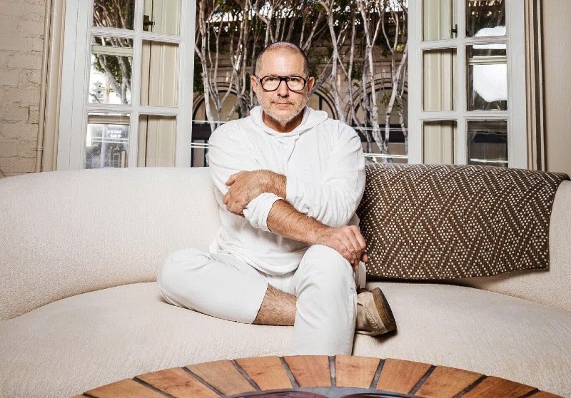 Jony Ive, cựu lãnh đạo cấp cao của Apple, cho biết mục tiêu hợp tác với OpenAI là tạo ra "những sản phẩm tuyệt vời nhằm nâng tầm nhân loại." Nguồn: The New York Times.