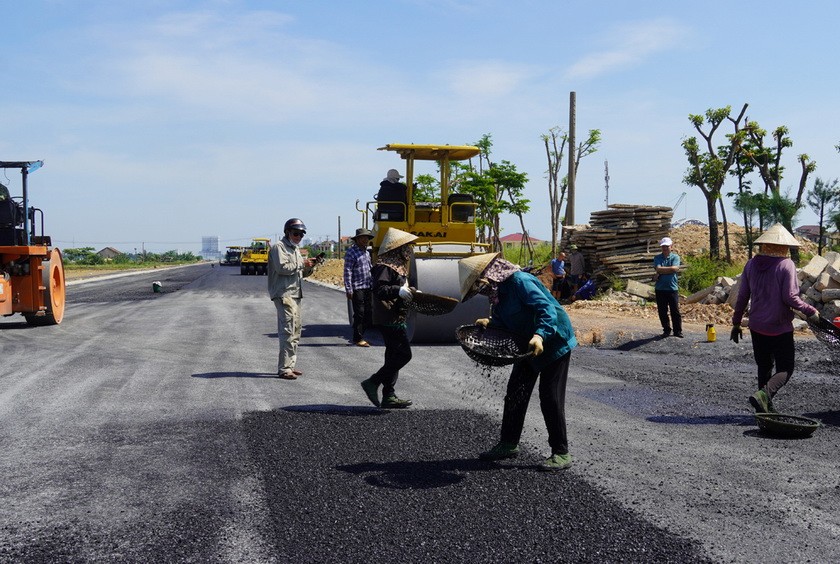 Hiện trường thi công Dự án Tuyến đường Phú Hải - Lương Ninh.