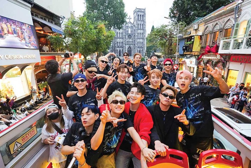 Dàn “Anh trai say hi” đến Thủ đô trải nghiệm xe bus 2 tầng (Ảnh: Ban bổ chức) 