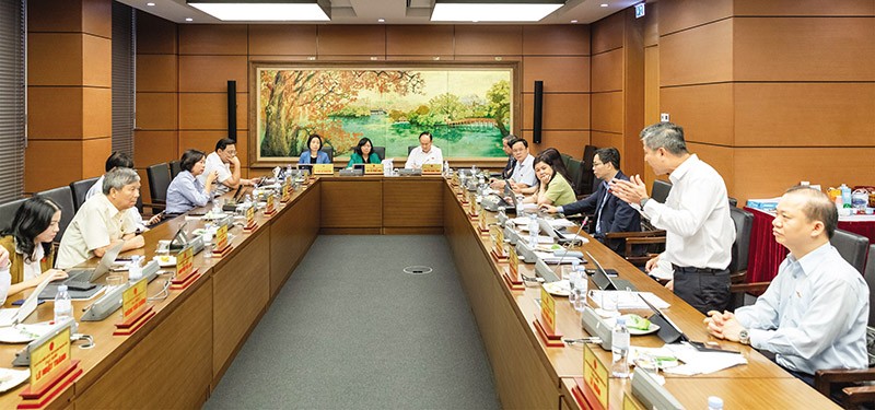 Phiên thảo luận về kinh tế - xã hội tại tổ 1. Ảnh: P.T