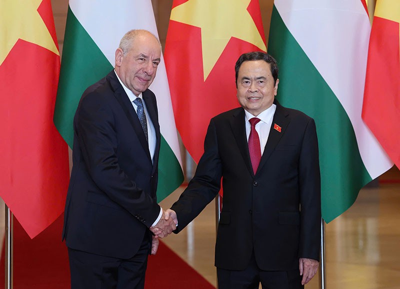 Chủ tịch Quốc hội Trần Thanh Mẫn nhiệt liệt chào mừng Tổng thống Sulyok Tamás và Phu nhân cùng Đoàn đại biểu cấp cao Hungary thăm chính thức Việt Nam. Ảnh: Đức Thanh 