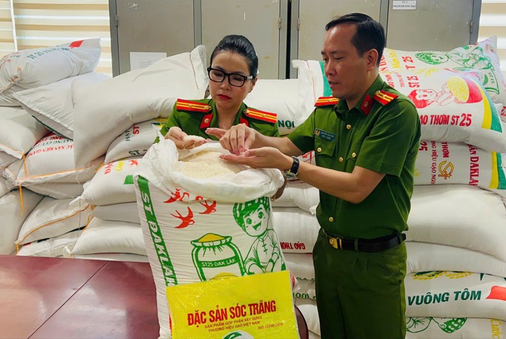 Hai cơ sở đóng gói, kinh doanh gạo ST25 giả nhãn hiệu bị lực lượng chức năng phát hiện.