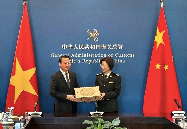 Bộ trưởng Đỗ Đức Duy tặng quà lưu niệm bà Tôn Mai Quân, Tổng cục trưởng Tổng cục Hải quan Trung Quốc. Ảnh: ICD.