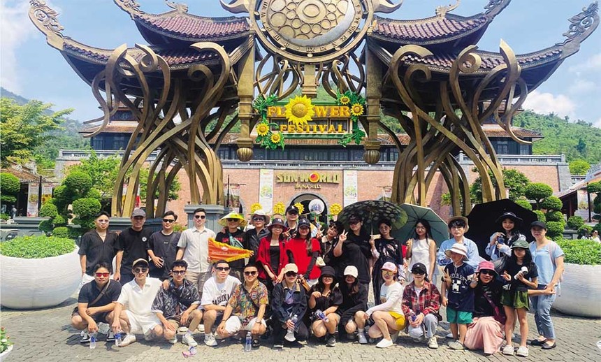 Lượng khách đặt tour theo nhóm đang tăng mạnh trong những ngày đầu hè 2025. 