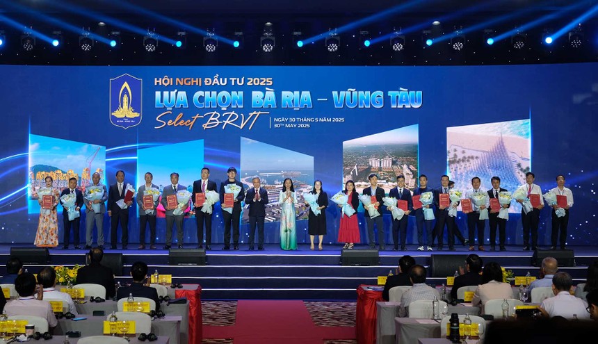 UBND tỉnh Bà Rịa - Vũng Tàu trao giấy chứng nhận đăng ký đầu tư, quyết định chủ trương đầu tư cho 53 dự án, trong đó có 26 dự án của nhà đầu tư nước ngoài. Ảnh: Trọng Tín.