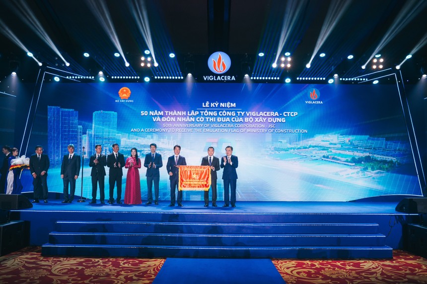 Lãnh đạo Viglacera nhận cờ thi đua của Bộ Xây dựng năm 2024.
