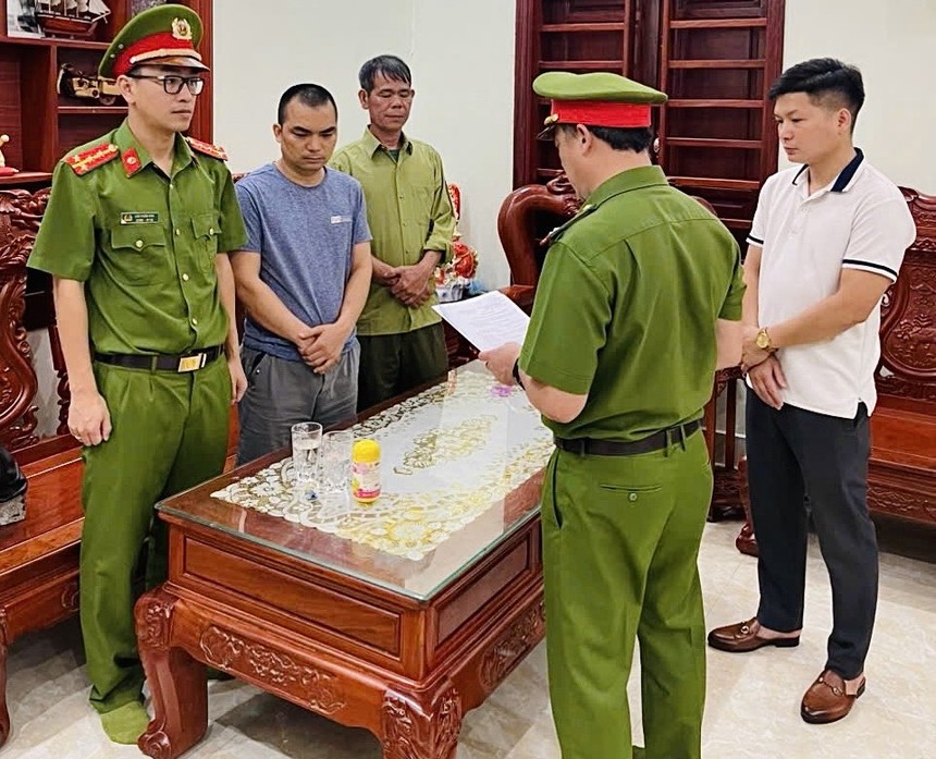 Cơ quan Cảnh sát điều tra Công an tỉnh Quảng Bình tống đạt quyết định khởi tố, lệnh bắt tạm giam đối với Lê Thế Hải (áo phong xanh cổ tròn) – Giám đốc Công ty TNHH cung ứng nhân lực Win Group.