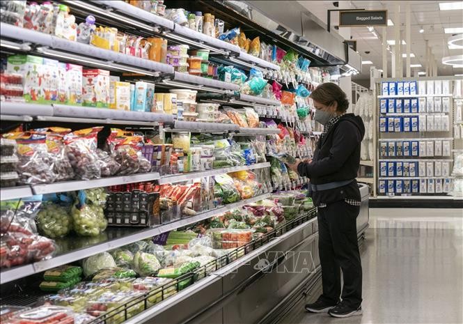 Người tiêu dùng mua sắm tại siêu thị ở California, Mỹ. Ảnh: THX/TTXVN