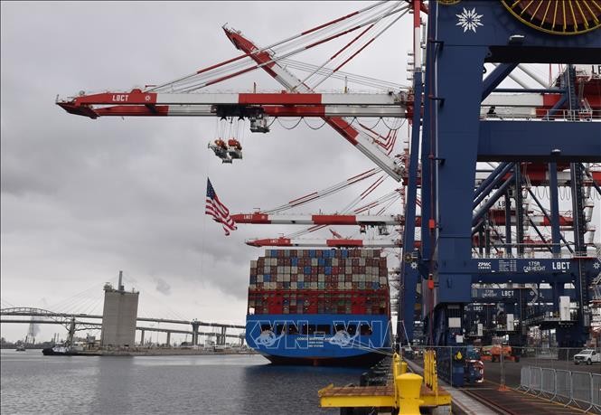 Tàu chở hàng hóa neo tại cảng Long Beach ở California, Mỹ. Ảnh: THX/TTXVN