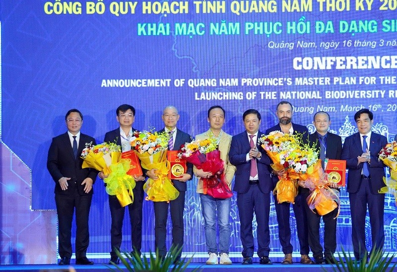 UBND tỉnh Quảng Nam trao thoả thuận nguyên tắc nghiên cứu địa điểm đầu tư dự án Đầu tư, kinh doanh kết cấu hạ tầng Khu công nghiệp Nam Thăng Bình cho ông Lê Hùng Anh, Chủ tịch Công ty cổ phần Tập đoàn BIN Corporation (đứng thứ 2 từ trái qua) vào đầu năm 2024. 