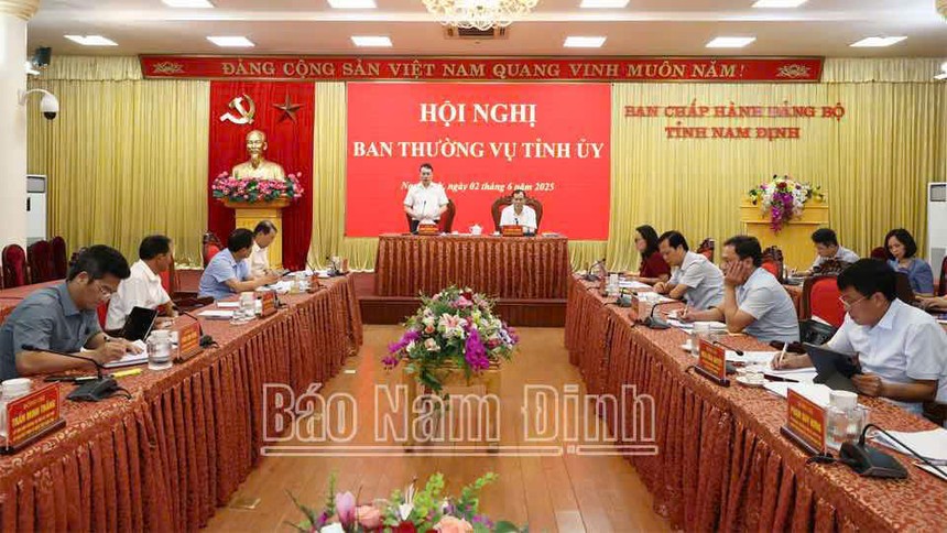 Ban Thường vụ Tỉnh ủy Nam Định sơ kết công tác 6 tháng đầu năm 2025. Ảnh báo Nam Định