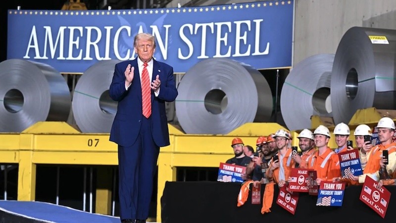 Tổng thống Donald Trump cho rằng việc tăng thuế thép sẽ có lợi cho hoạt động kinh doanh của liên doanh giữa US Steel và Nippon Steel tại Mỹ. Ảnh: AFP 