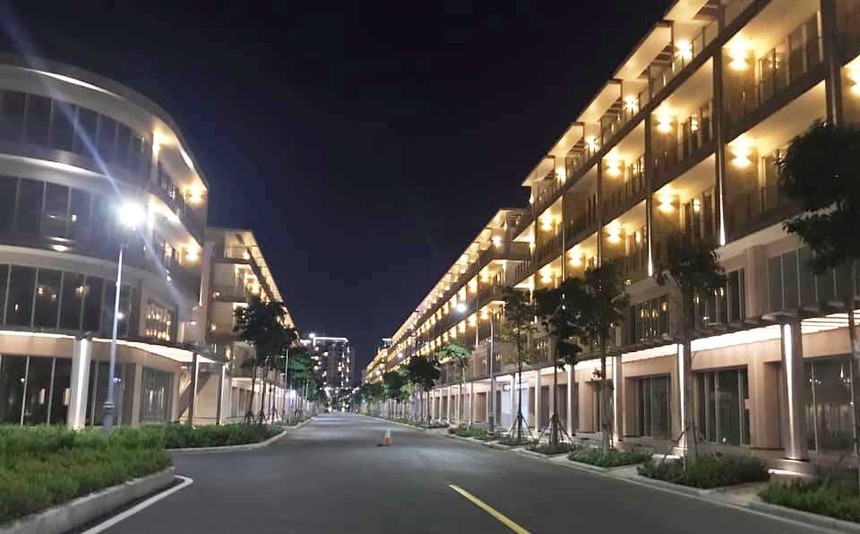 Nguyên nhân khiến shophouse đối mặt với thực tế khó khăn là do kém thu hút các thương hiệu bán lẻ chuyên nghiệp, tỷ lệ lấp đầy thấp và mô hình vận hành thiếu tính ổn định. Ảnh minh họa: Internet.