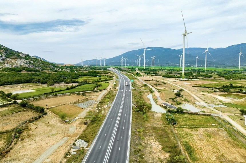 Một đoạn cao tốc Bắc - Nam phía Đông có quy mô 4 làn xe, không có làn dừng khẩn cấp. 