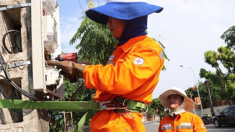 Sửa chữa điện trong mùa nắng nóng. 