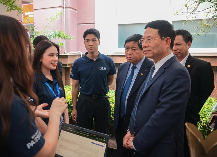 Phó thủ tướng Nguyễn Chí Dũng, Bộ trưởng Bộ KH&CN Nguyễn Mạnh Hùng cùng các đại biểu tham quan các gian hàng trình diễn sản phẩm KH&CN.