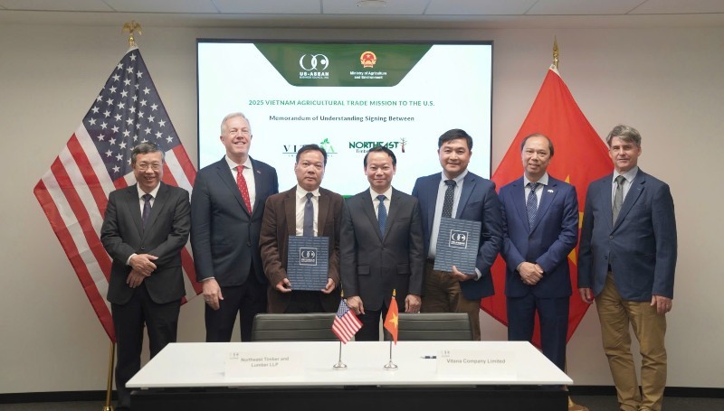 Bộ trưởng Đỗ Đức Duy và Chủ tịch Hội đồng Kinh doanh Hoa Kỳ - ASEAN, Ted Osius, chứng kiến lễ ký biên bản hợp tác giữa doanh nghiệp Việt Nam và Hoa Kỳ. Ảnh: Đoàn công tác.