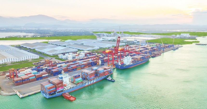 Sau khi hoàn thành nạo vét luồng tàu, cảng biển Chu Lai (Quảng Nam) mở thêm tuyến vận tải trực tiếp đến Ấn Độ. Ảnh: Hà Minh