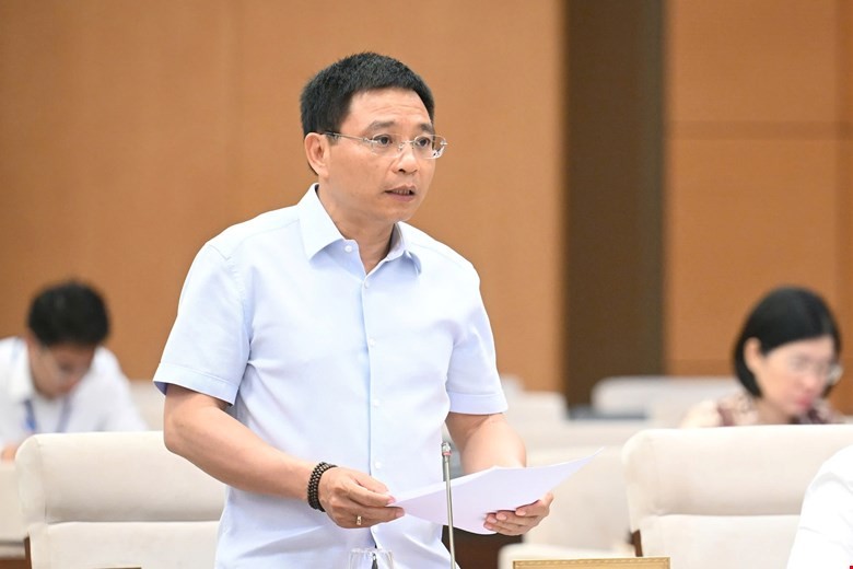 Bộ trưởng Bộ Tài chính Nguyễn Văn Thắng báo cáo tại phiên họp. 