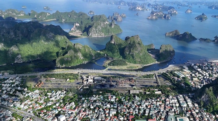 Dự án Bệnh viện Đa khoa tỉnh Quảng Ninh (cơ sở 2) được coi là khu đất vàng do nằm ngay đầu đường ven biển Hạ Long - Cẩm Phả. Ảnh: L.H