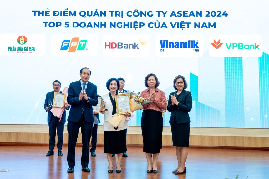 Đại diện VPBank nhận giải Top 5 Doanh nghiệp có kết quả đánh giá ACGS cao nhất Việt Nam.