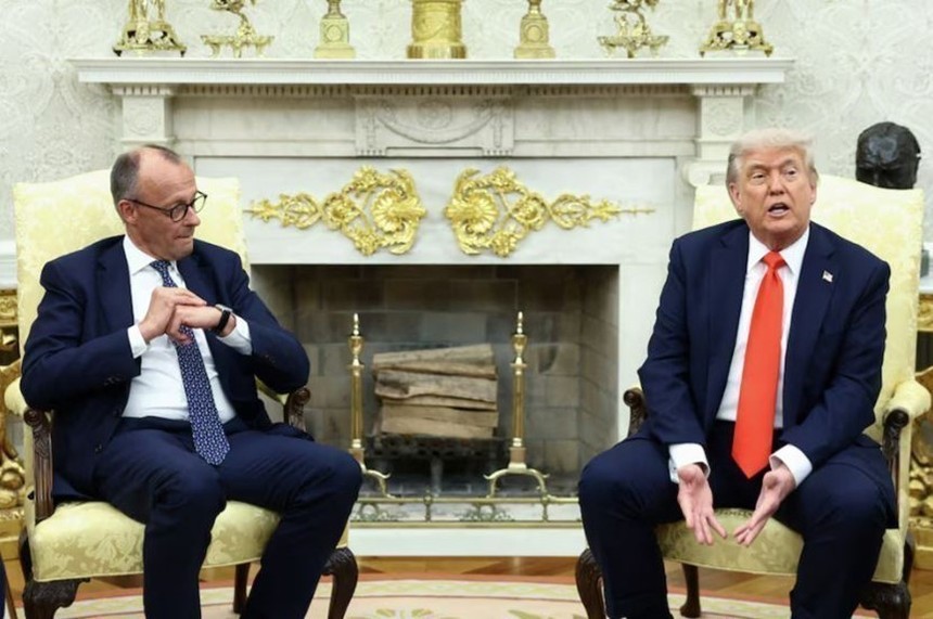 Thủ tướng Đức Friedrich Merz (trái) trong cuộc gặp Tổng thống Mỹ Donald Trump tại Nhà Trắng ngày 5/6/2025. Ảnh: REUTERS/TTXVN