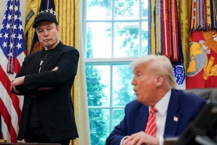 Tổng thống Mỹ Donald Trump (phải) và tỷ phú Elon Musk tại Nhà Trắng ngày 30/5/2025. Ảnh: REUTERS/TTXVN