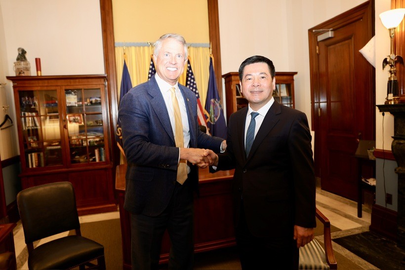 Bộ trưởng Bộ Công thương Nguyễn Hồng Diên làm việc với Thượng nghị sĩ Roger Marshall. 