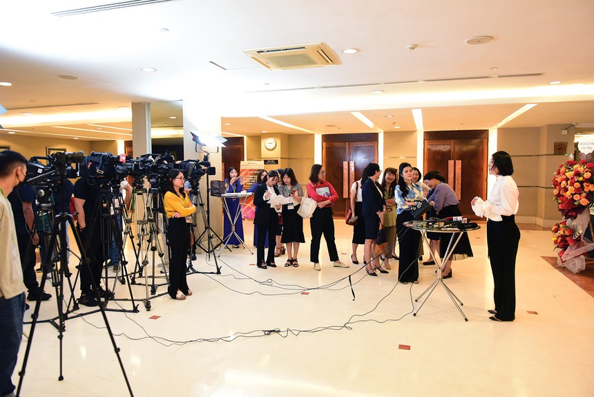 Phóng viên tiếp nhận thông tin phản ảnh của nhà đầu tư và chất vấn doanh nghiệp tại sự kiện