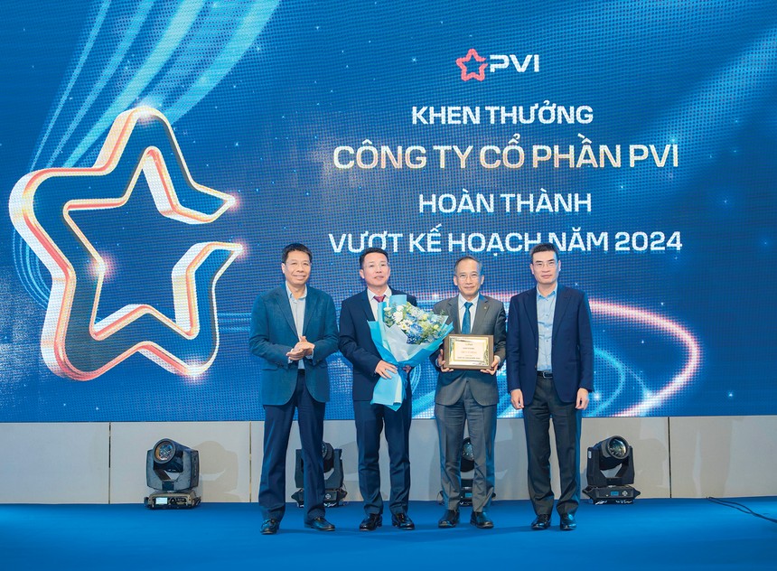 Lãnh đạo Petrovietnam tặng hoa và Bằng khen "Hoàn thành vượt kế hoạch năm 2024" cho lãnh đạo PVI