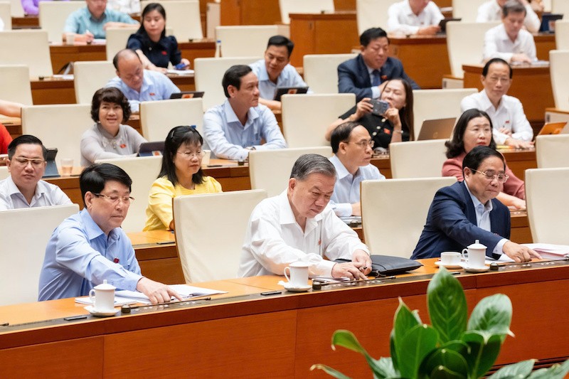 100% các vị đại biểu có mặt bấm nút tán thành. 