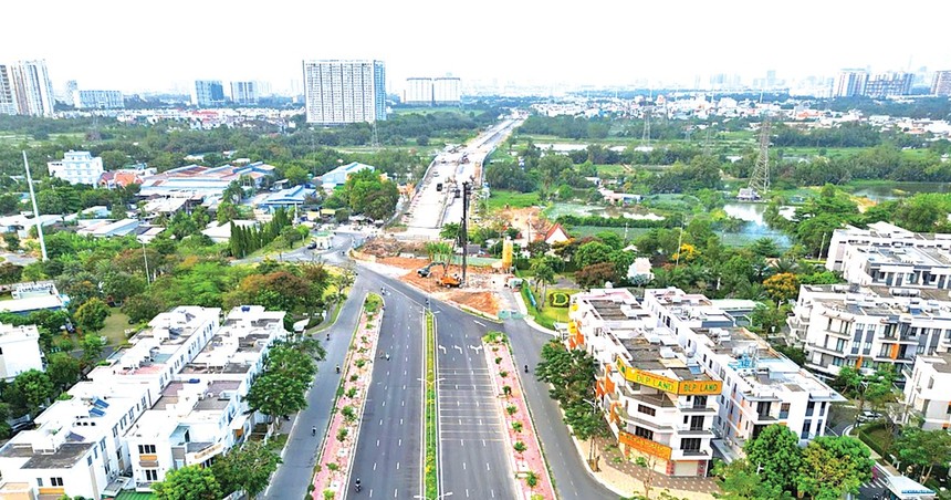 Dự án Xây dựng, mở rộng Quốc lộ 50 được đẩy nhanh tiến độ sau khi nhà thầu được bàn giao 100% mặt bằng sạch để thi công. Ảnh: Diệu Bình