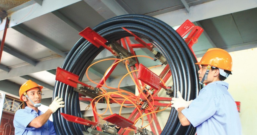 Việc gỡ bỏ triệt để các rào cản, vướng mắc trong hoạt động đầu tư, kinh doanh là điều kiện tiên quyết để huy động nguồn lực từ khu vực tư nhân đóng góp cho mục tiêu tăng trưởng cao và bền vững. Ảnh: Lê Tiên